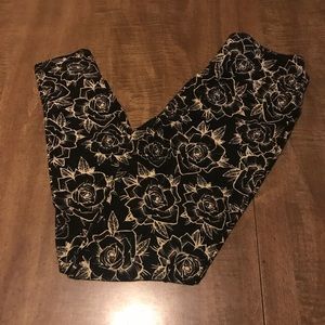Rose 🌹 lularoe black and offwhite os legging